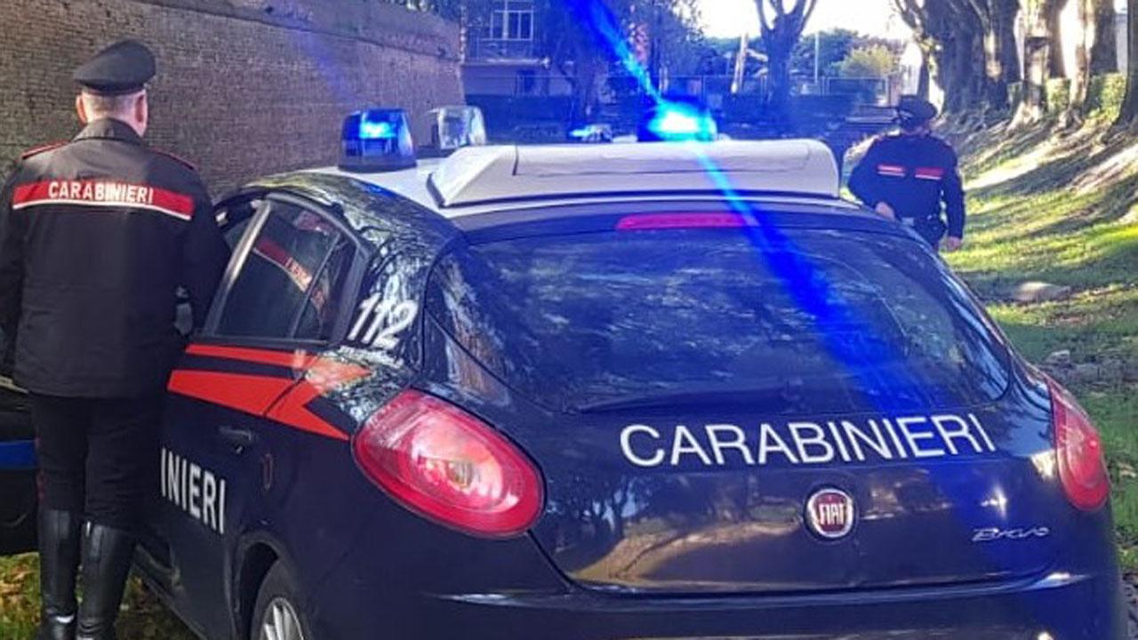 Costretta a fare sesso in auto sotto la minaccia di perdere il figlio