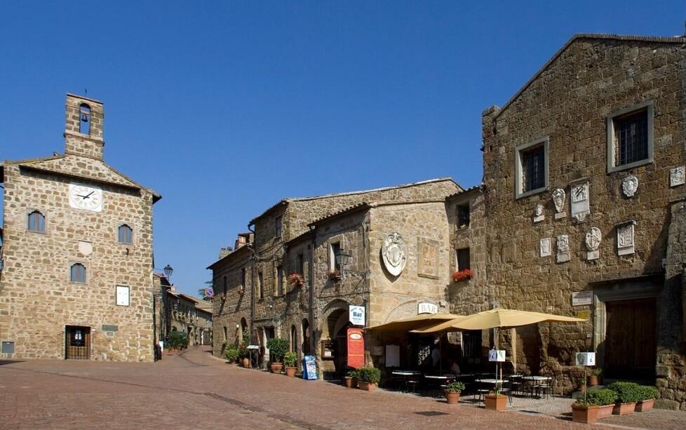 Piazza del Pretorio a Sovana con i suoi antichi palazzi ornati di stemmi