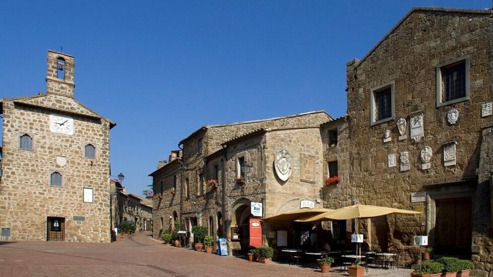 Piazza del Pretorio a Sovana con i suoi antichi palazzi ornati di stemmi