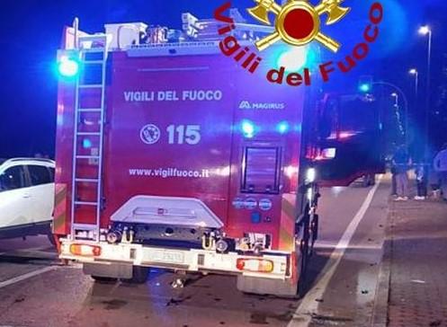 Reggio Emilia: auto in fiamme nella notte, indagini in corso