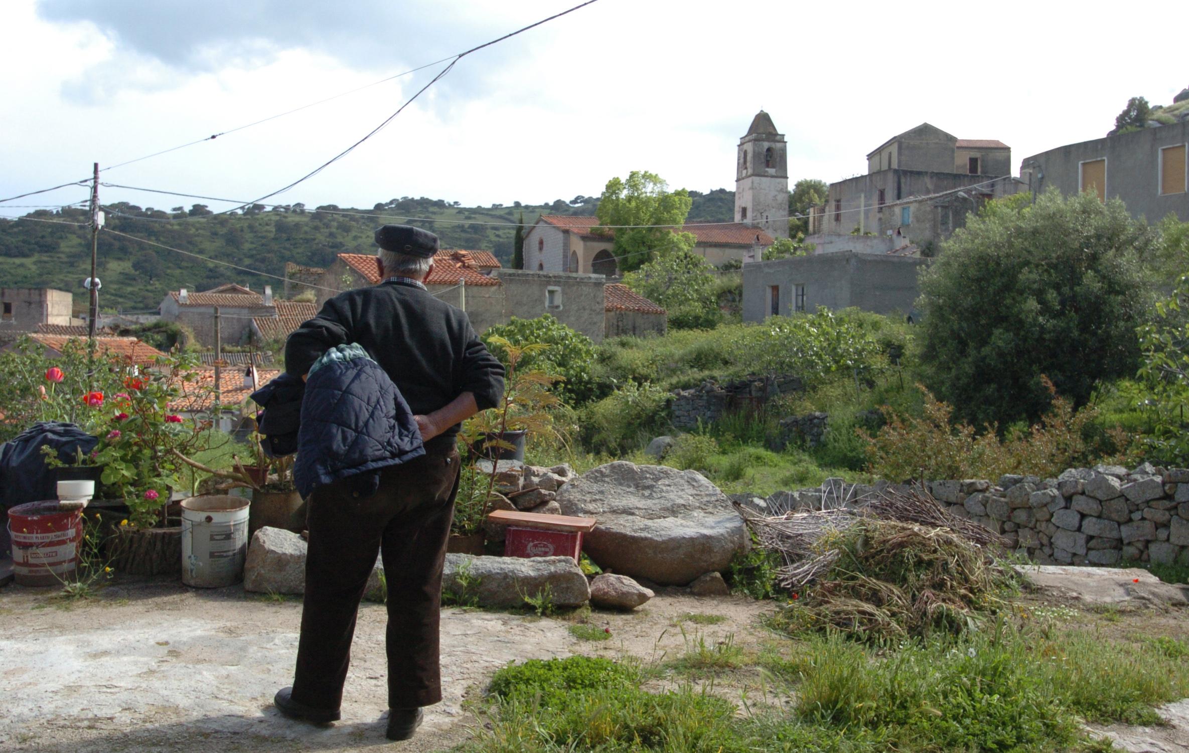 Immagine simbolo dello spopolamento delle zone interne della Sardegna (foto Massimo Locci)