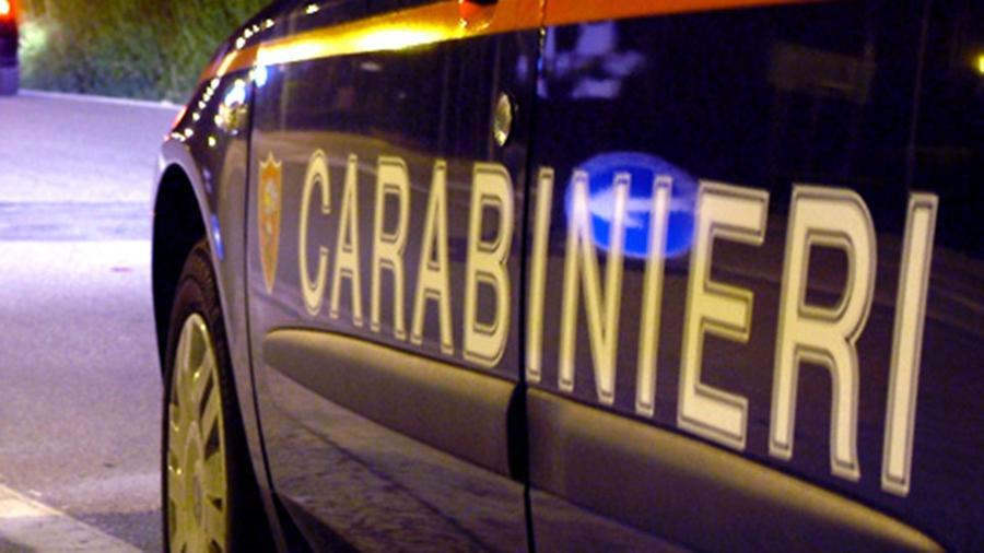 Accoltella in strada una donna che aveva picchiato la figlia