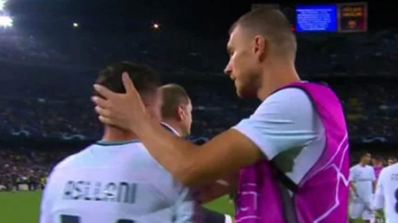 Edin Dzeko consola Kristjan Asllani dopo l’errore nel finale di Barcellona-Inter che poteva garantire il passaggio agli ottavi di Champions ai nerazzurri