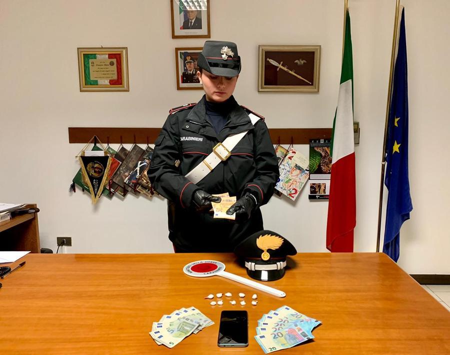 Teneva la droga nel calzino: arrestato
