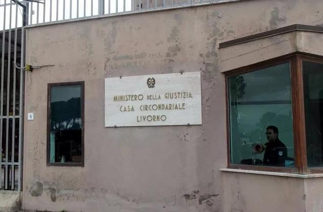 Ipovedente e in carrozzina esce dal carcere: trovato al ristorante a leggere il menù