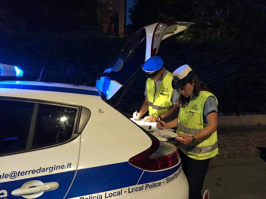 Modena. Ubriaco al volante si schianta in rotatoria: denunciato