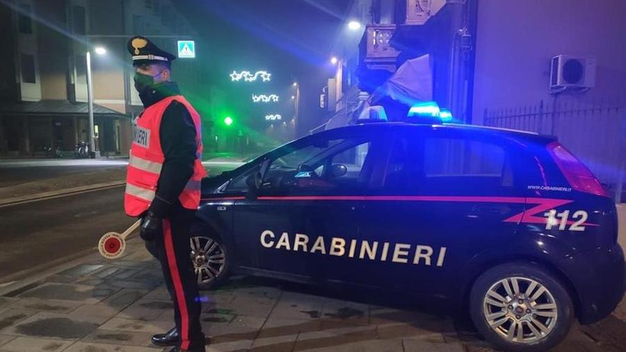 Modenese a Reggio: ruba in un negozio sportivo e fugge. Inseguito e arrestato dai carabinieri