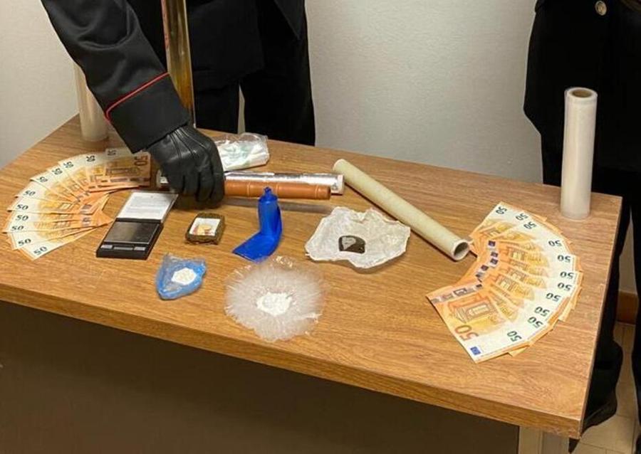 Porto Garibaldi, trovati con la droga in casa: giovane e pensionato in manette