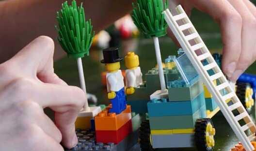 Carpi: «Costruisci con i mattoncini della Lego e verrai assunto» 