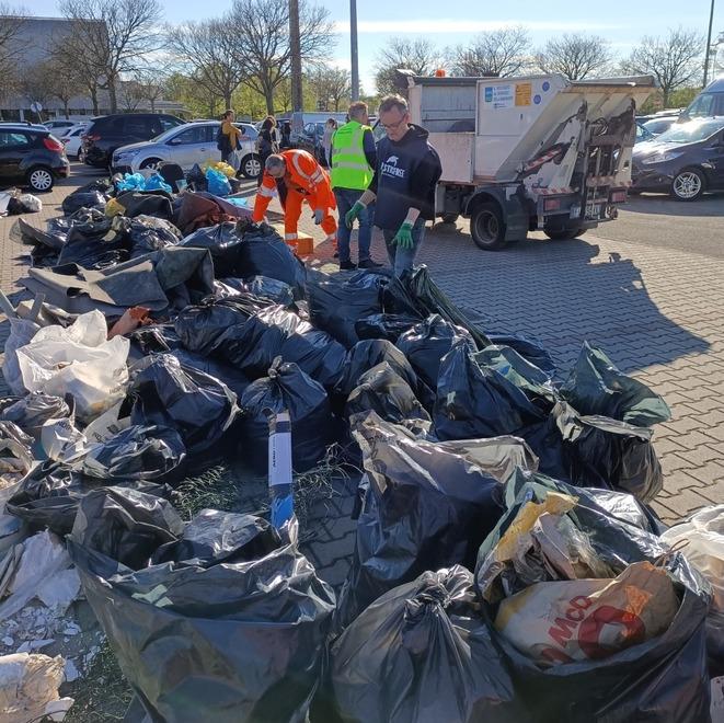 Modena, porta a porta Quartiere 4, prosegue la consegna dei kit Nella Casa Smeraldo c’è tutto quello che serve 