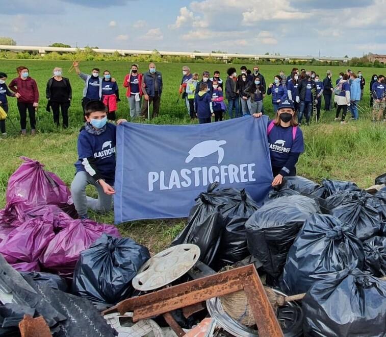 Modena Plastic Free, operazione riciclo I volontari per il bene del pianeta 