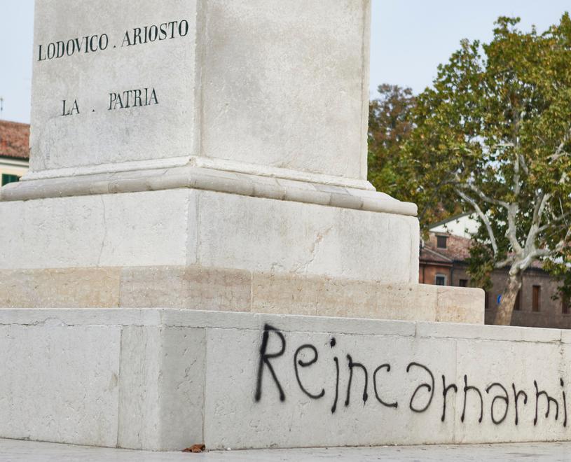 Ferrara, vandali prendono di mira ancora la statua dell’Ariosto