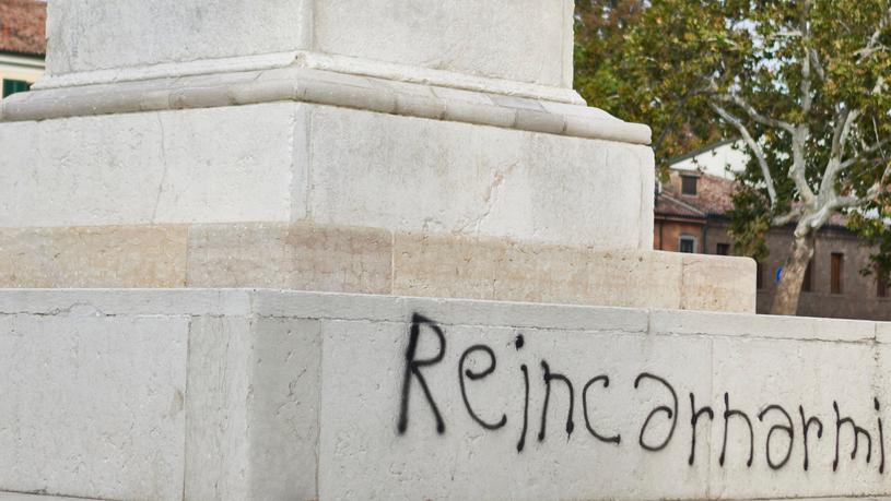 Ferrara, vandali prendono di mira ancora la statua dell’Ariosto