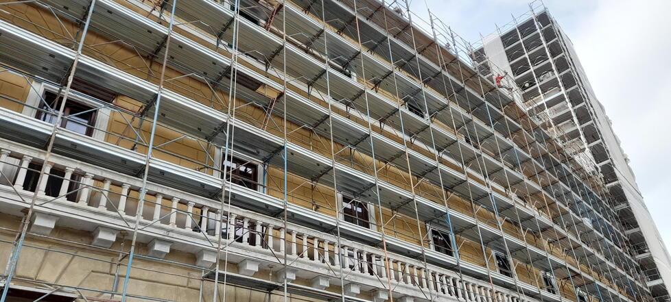 Pisa, Palazzo Pretorio svela il suo volto: facciata nelle tonalità del giallo