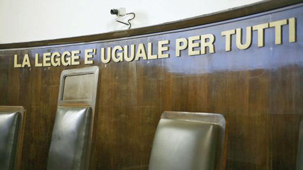 Prato, molesta la fidanzata del figlio: condannato un commerciante