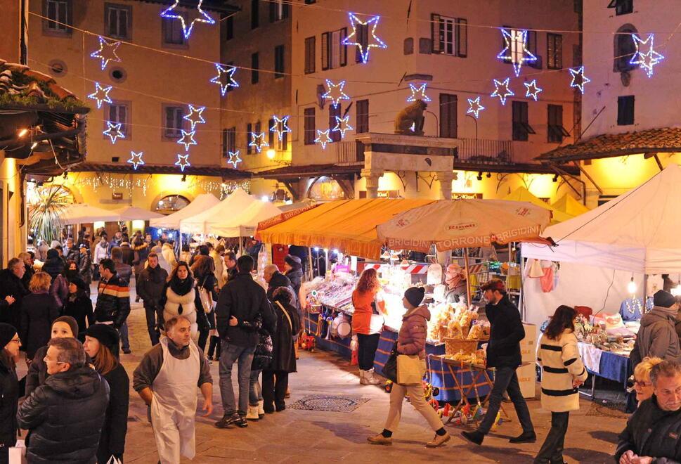 «Senza luminarie non è Natale». I negozianti di Pistoia: no al coprifuoco