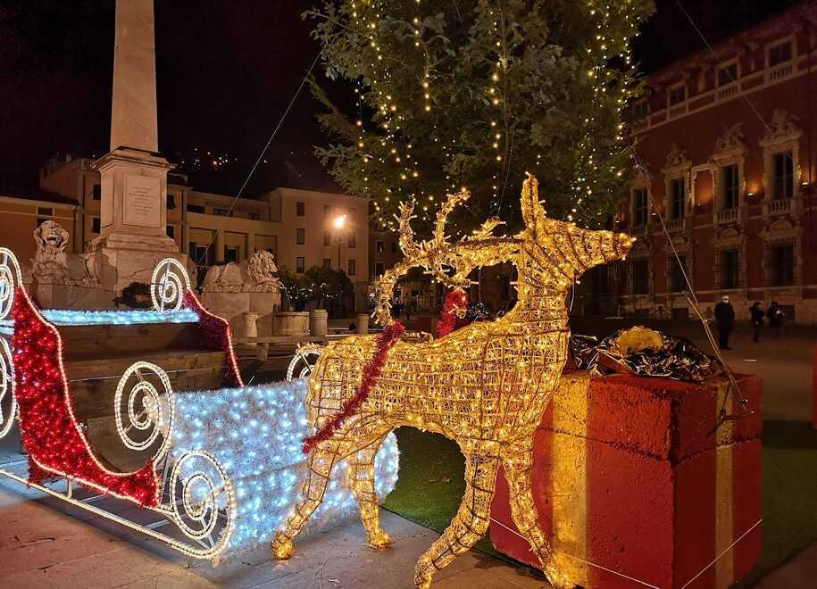 Natale, luci spente nei negozi di Massa