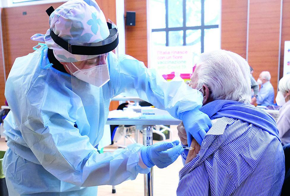 Restano 200 posti a ottobre per la quarta dose anti-Covid