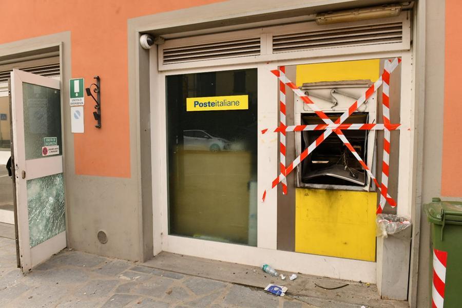 Fanno esplodere il postamat di Nave e rubano 90mila euro
