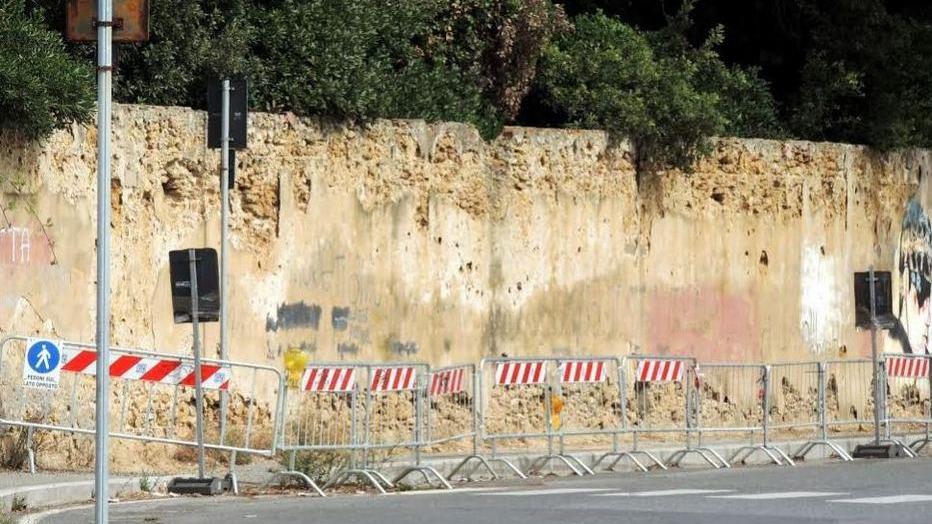 Il marciapiede è invaso delle transenne perenni
