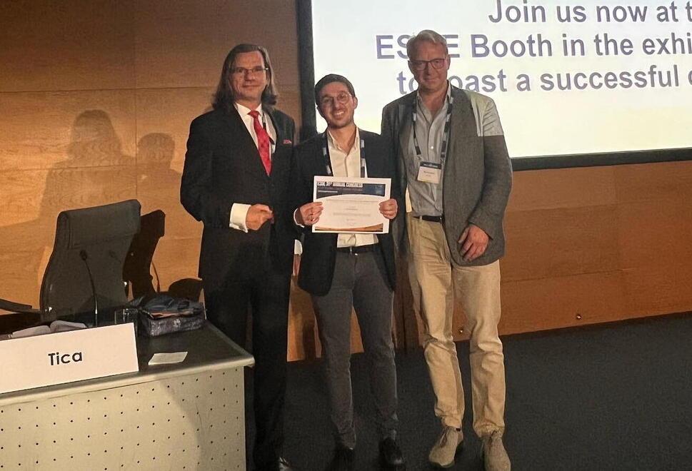Fibroma di 3 chili, premiato il medico che salvò la vita a madre e figlio in ospedale 