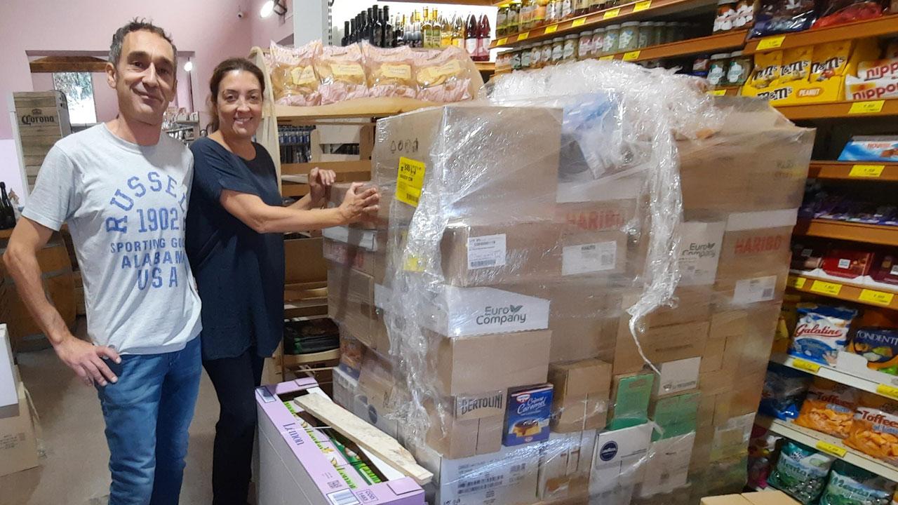 Riapre il market dato alle fiamme. «Sarà una festa per i nostri clienti» 