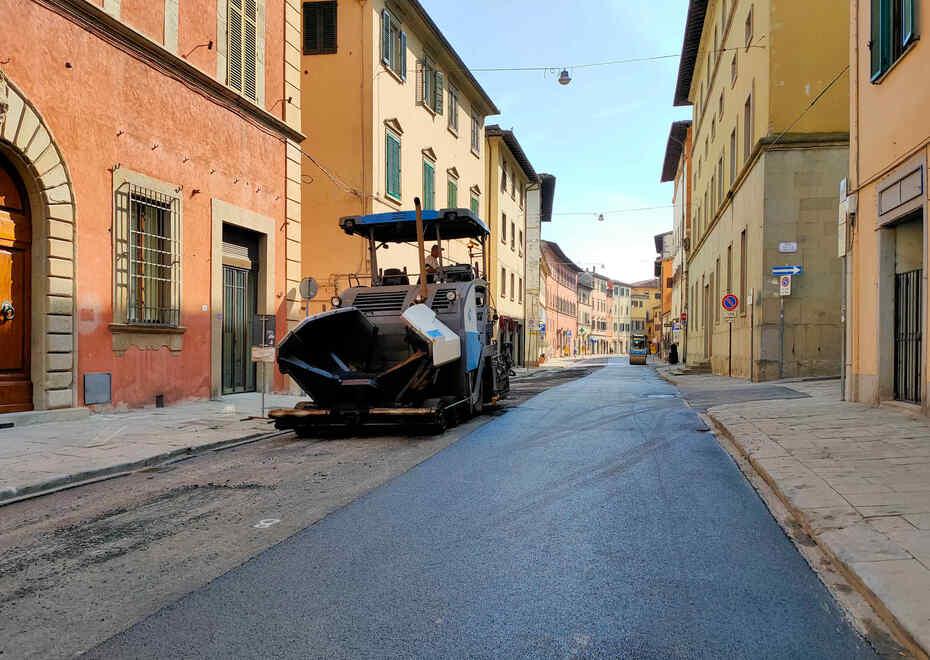 Finita l’asfaltatura di via Pacini, ma in via S. Pietro il cantiere resta 