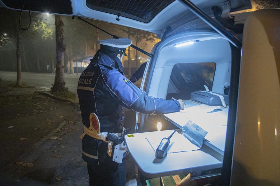 Modena, deruba minorenne in un locale: denunciato un 22enne