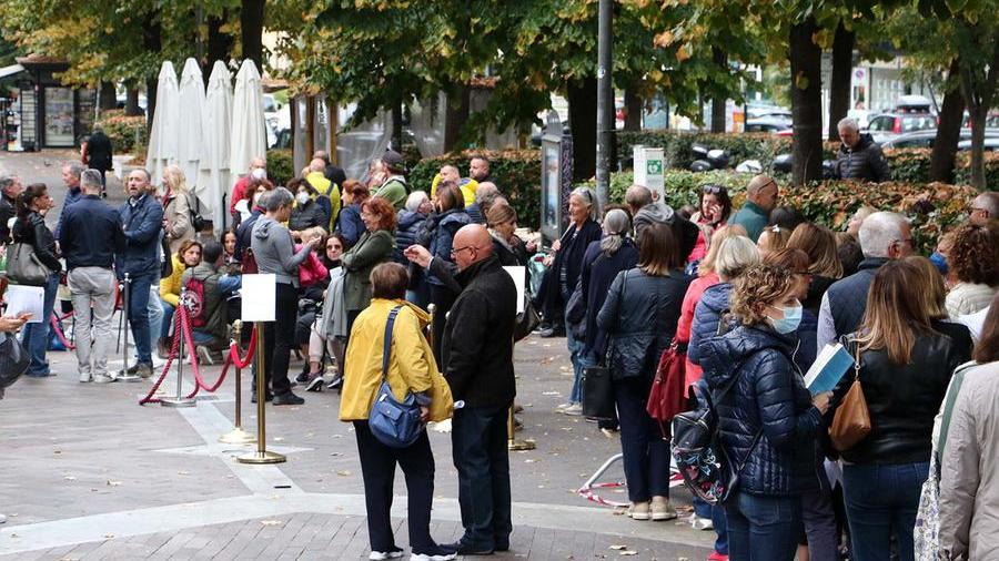 In attesa dall’alba per abbonarsi al teatro Guglielmi