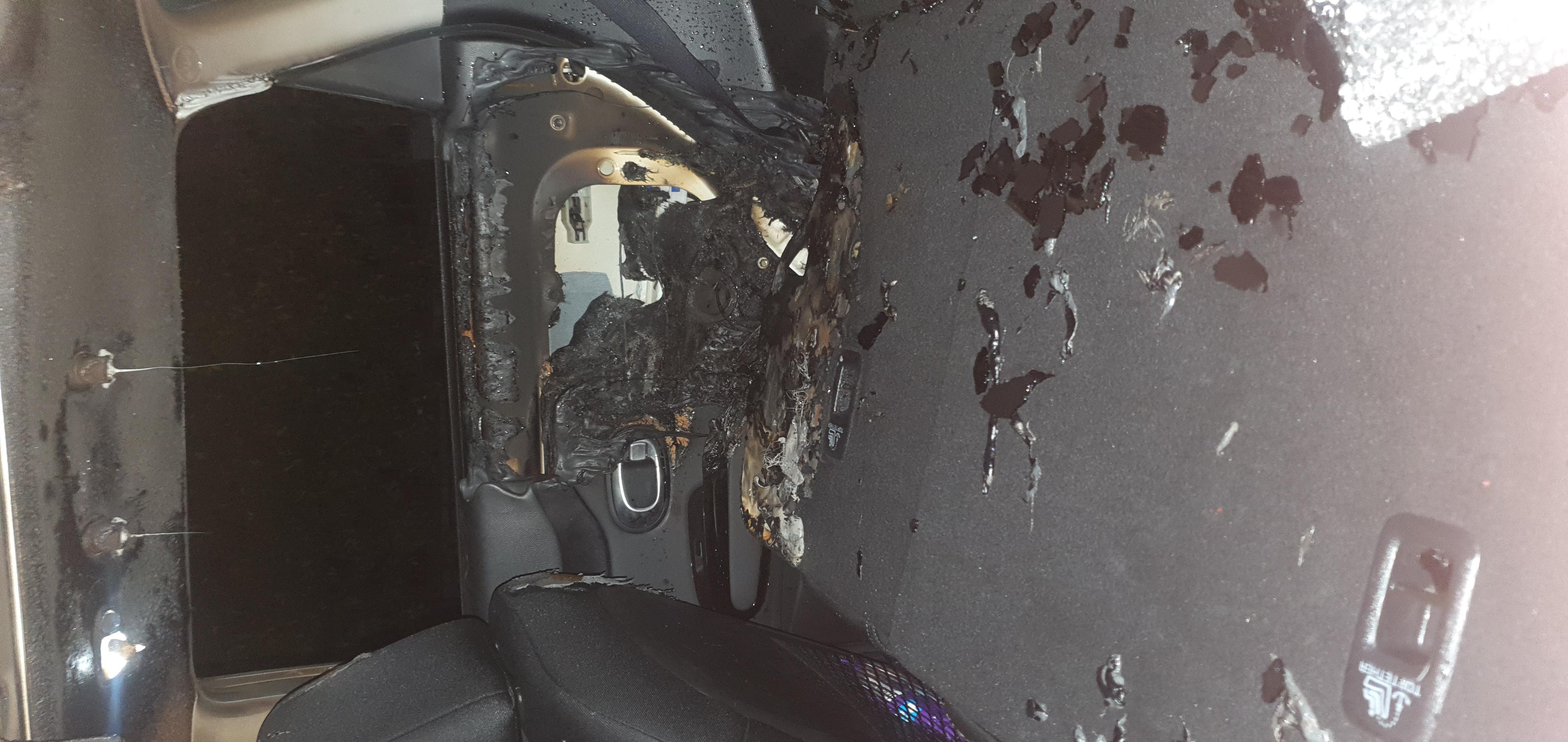Auto bruciata da un piromane