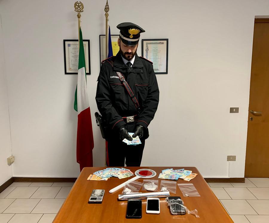Spacciano nel parcheggio della Coop: arrestati