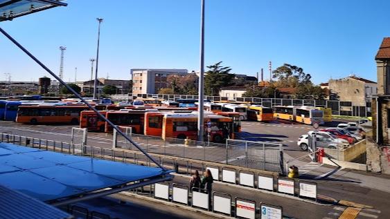La stazione degli autobus in via Battisti, a Pisa 