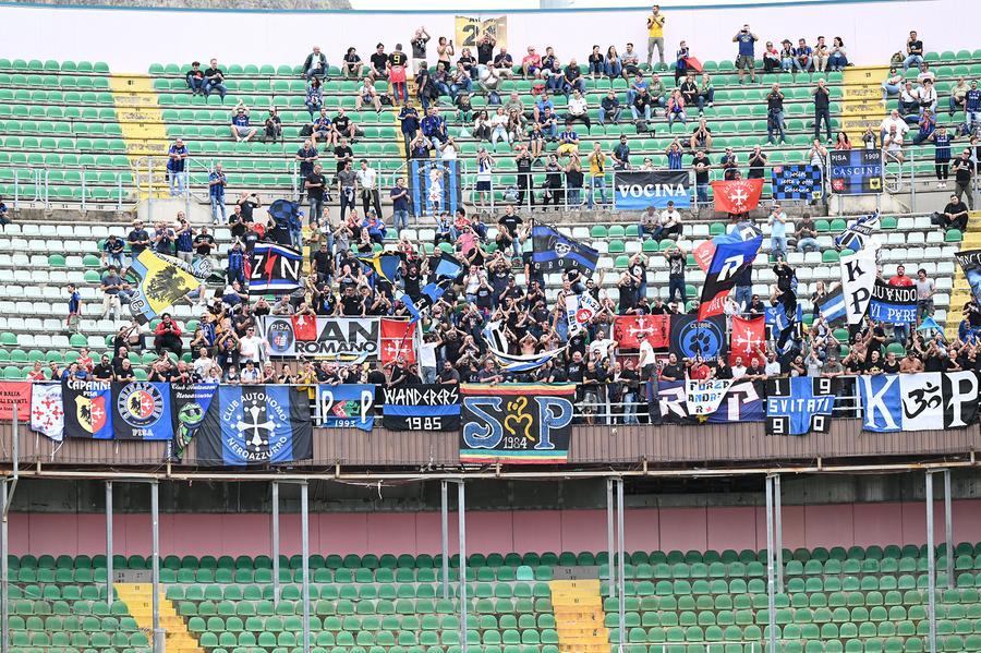 
	I tifosi del Pisa nel settore ospiti dello stadio Renzo Barbera di Palermo&nbsp;

