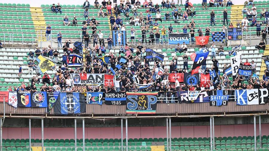 I tifosi del Pisa nel settore ospiti dello stadio Renzo Barbera di Palermo 