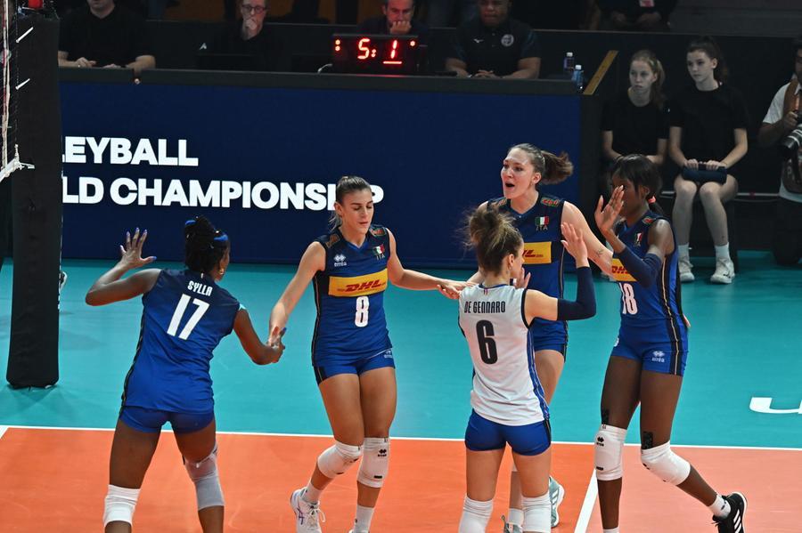 
	Le azzurre fanno festa: al centro con il numero 8 Alessia&nbsp;Orro

