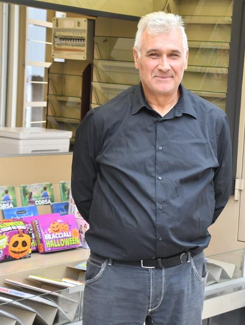 Stefano Dieni nuovo gestore dell'edicola (foto Mauro Chessa)