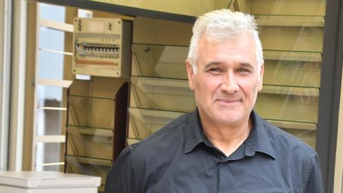 Stefano Dieni nuovo gestore dell'edicola (foto Mauro Chessa)