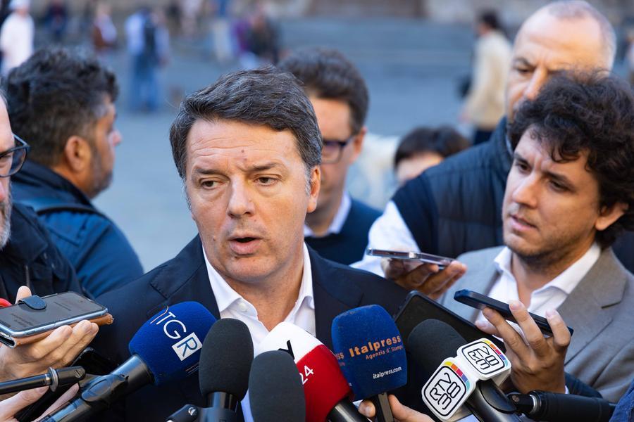 Renzi lancia la petizione on line: “Il cittadino non è un bancomat”