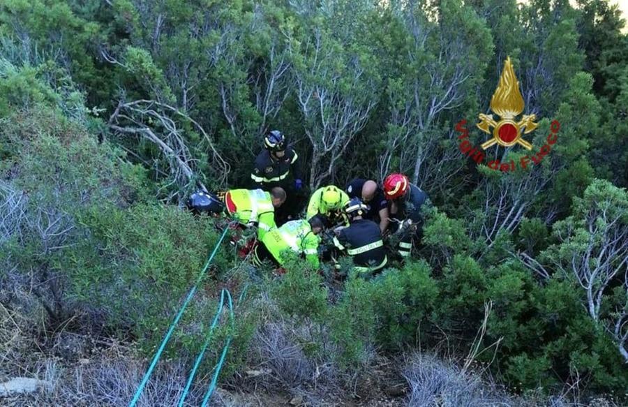 Cade dalla moto e finisce in un dirupo sulla strada per Villasimius: grave 44enne