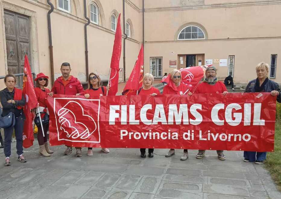 Rabbia bidelli a Livorno dopo anni da precari: «Niente posto fisso per undici giorni» 