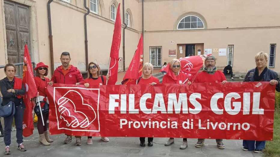 Rabbia bidelli a Livorno dopo anni da precari: «Niente posto fisso per undici giorni»