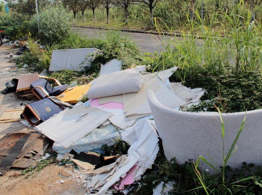 La discarica abusiva è sempre al suo posto 