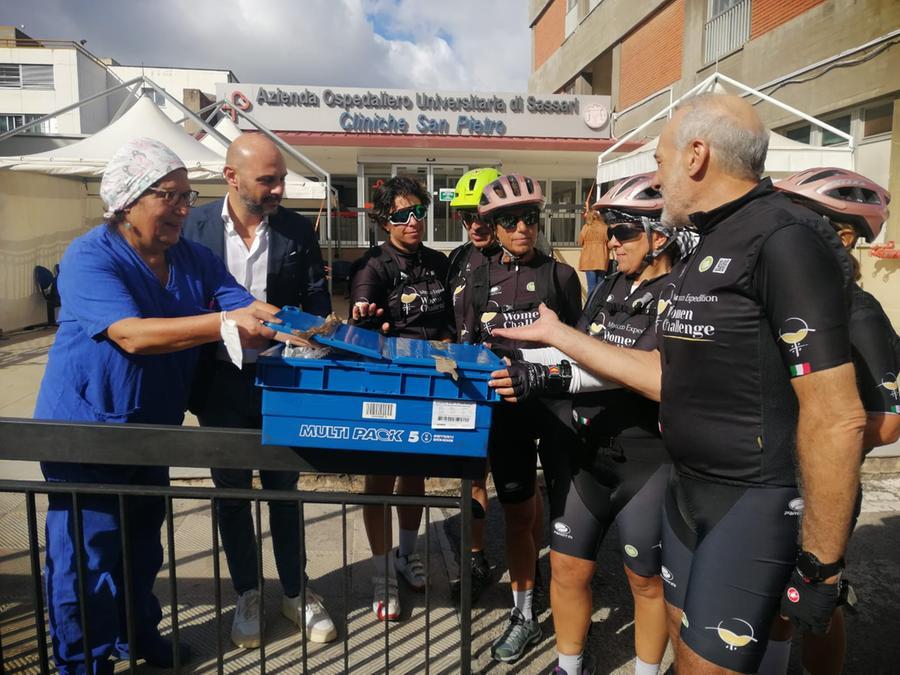 
	La consegna del kit davanti alle cliniche di viale San Pietro a Sassari

