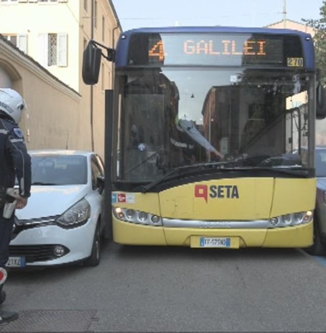 Modena: traffico in tilt, un sabato bestiale E un bus si blocca in via Sant’Orsola 