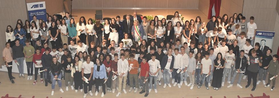 Formigine. La carica dei 121 studenti delle medie allo “Spira” Per loro borse di studio “Siti B&amp;T” Fosco Mariani 