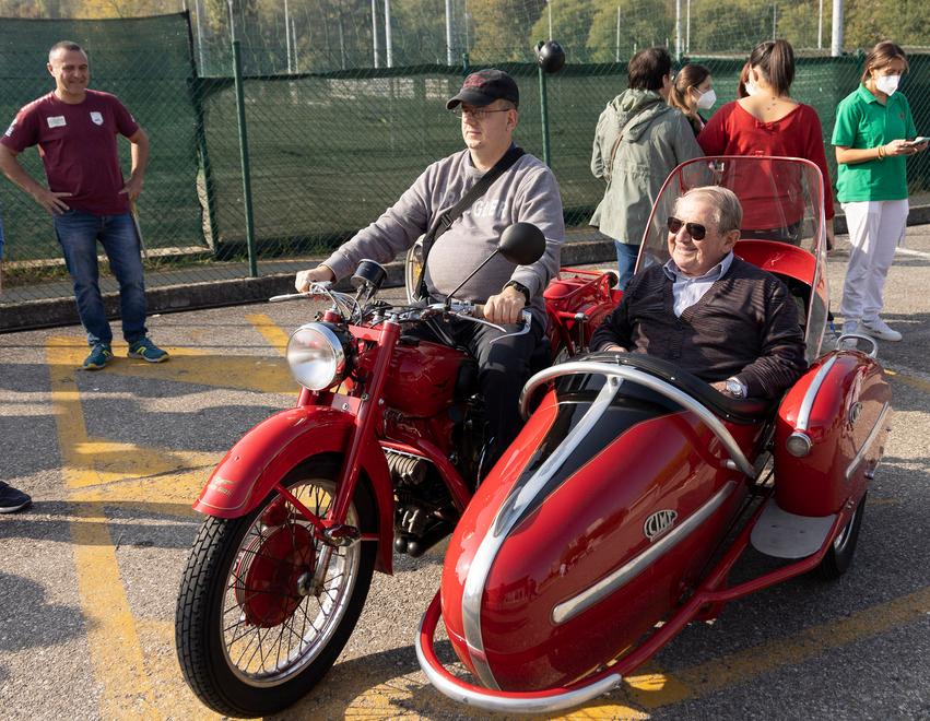 Modena Un giro in moto per ciechi e sordi su un rombante sidecar d’epoca 