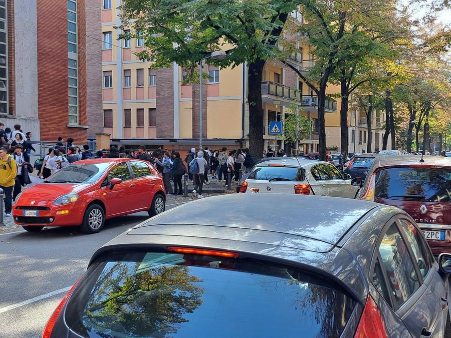 Il caos per l’entrata e uscita da scuola a Modena: «Via le auto, mettiamoci le Ztl a tempo»