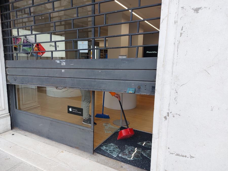 Razzia di cellulari e computer nello store “Apple”