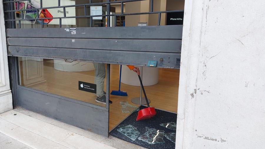 Razzia di cellulari e computer nello store “Apple”