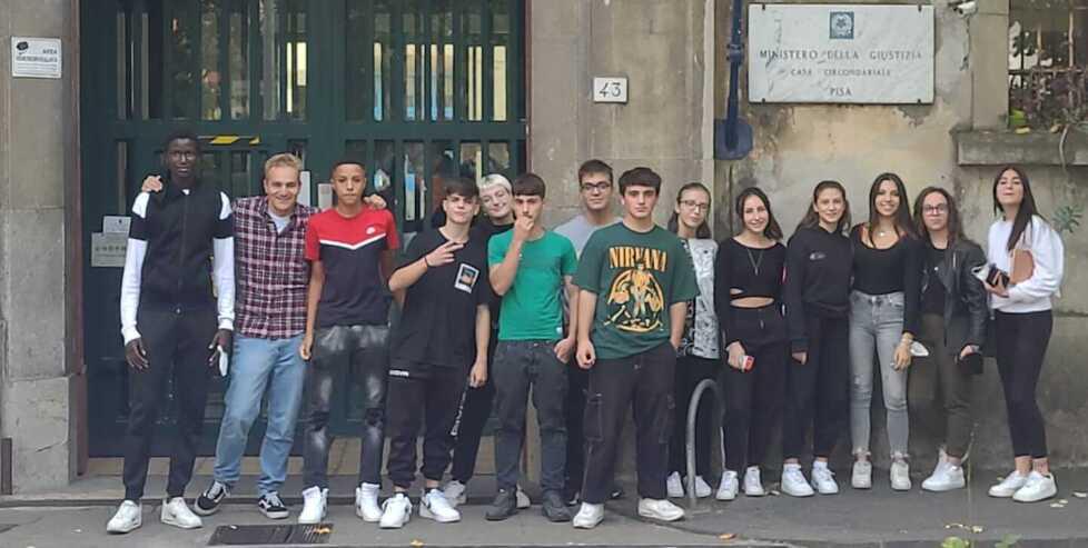 La “classe pirata” di Fucecchio va in carcere a Pisa: gli incontri con 12 detenuti per raccontare l’infanzia